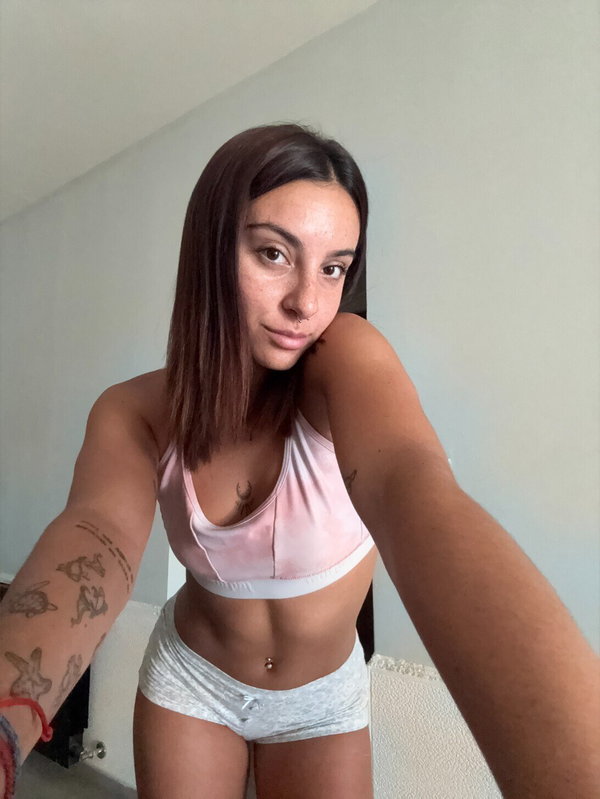 Luna (Cutest tiny slit 🐱) - OnlyFans creator with 0 reviews (0.0/5 stars)