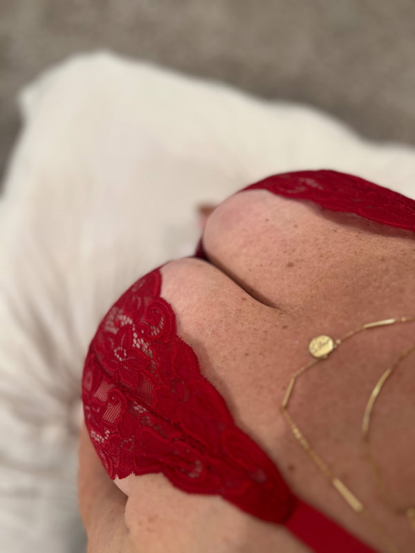 Sexy Mom and Wife - OnlyFans creator with 0 reviews (0.0/5 stars)