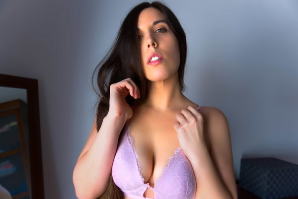 LeinaSex - OnlyFans creator with 4 reviews (4.3/5 stars)