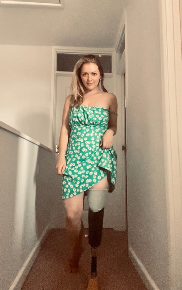 Amputee Bee 🐝🍯🦿🖤💋 - OnlyFans creator with 0 reviews (0.0/5 stars)