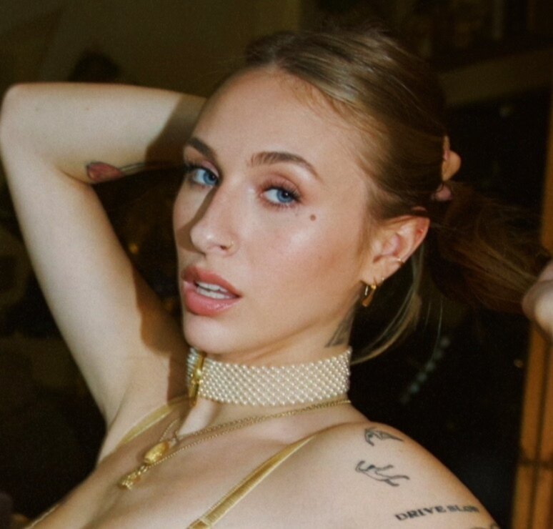 Angel Youngs - Onlyfans Creator