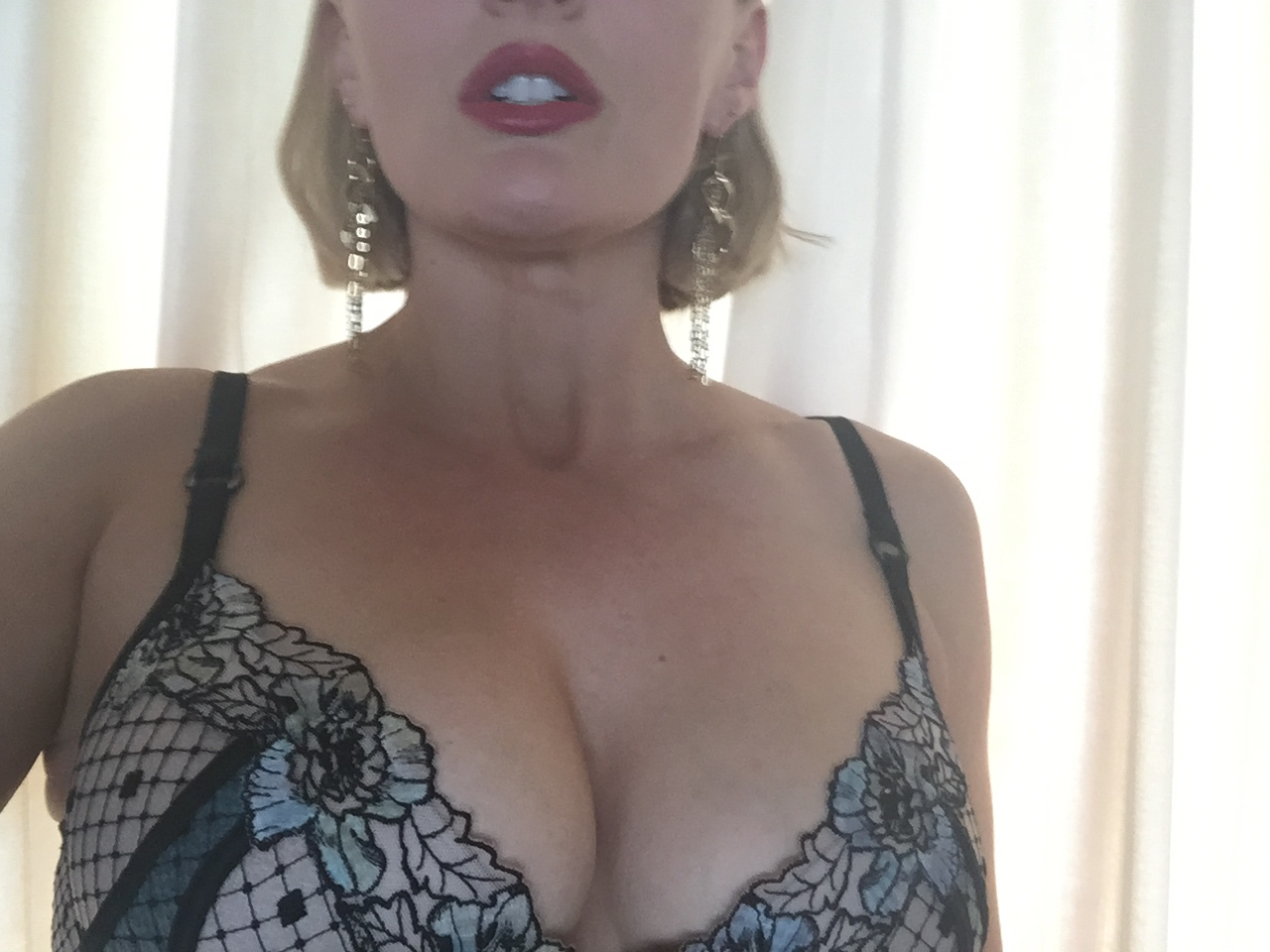 Glamazon    -   World’s finest M I L F