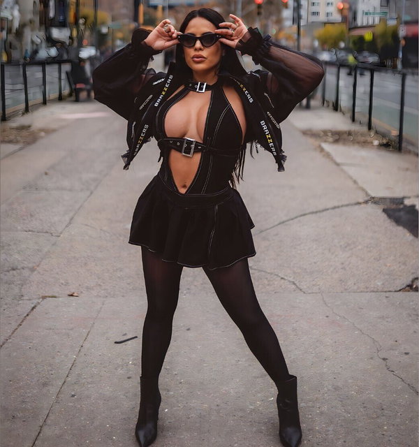Luna Star - OnlyFans creator with 1 reviews (1.0/5 stars)