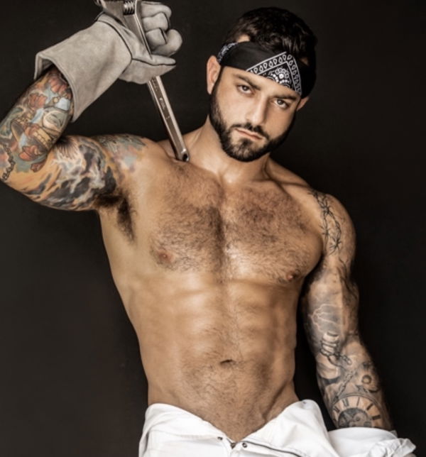 Drew Valentino (DrewcyFrOOtXL)