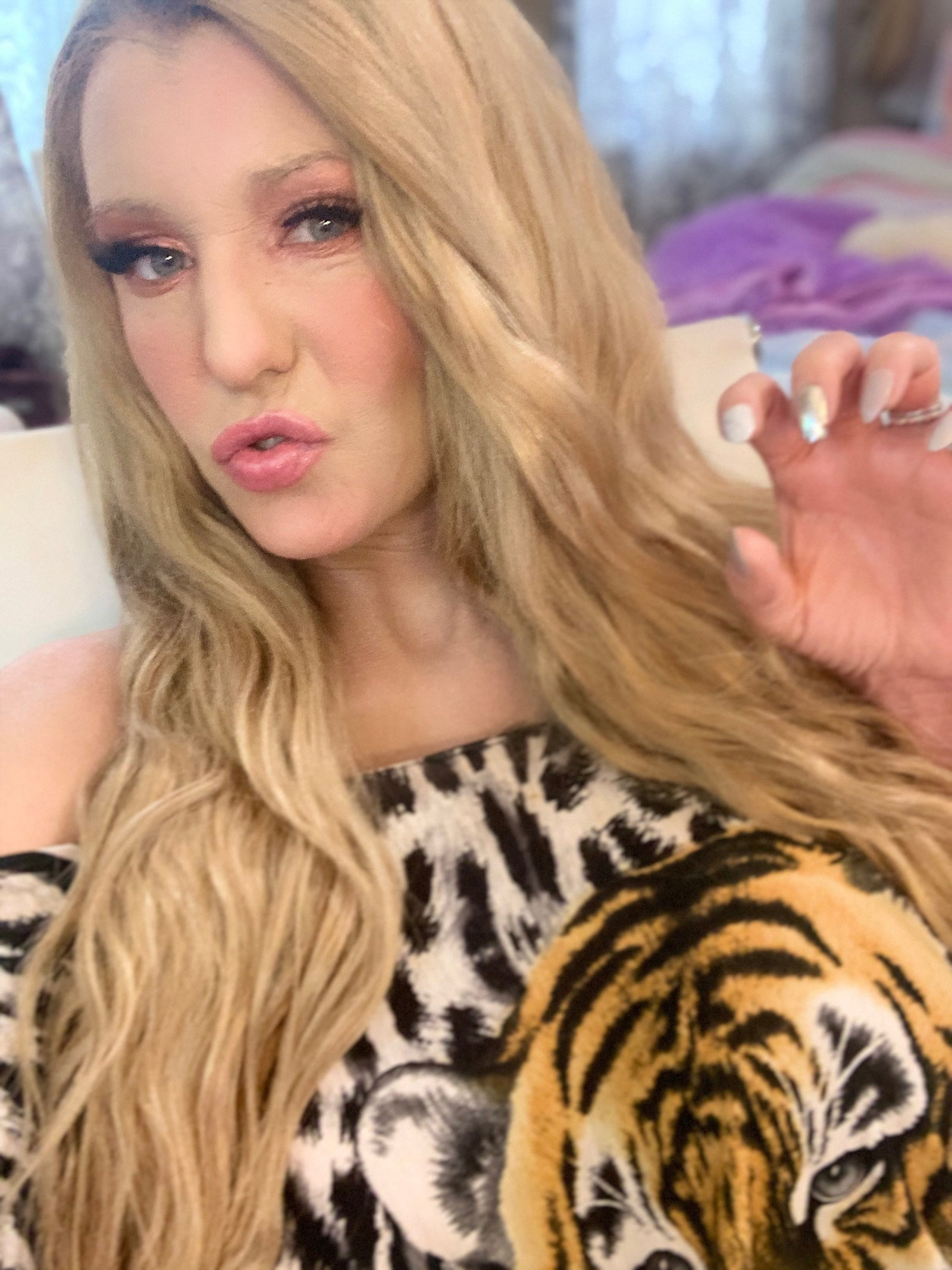 Ember Reigns - Onlyfans Creator