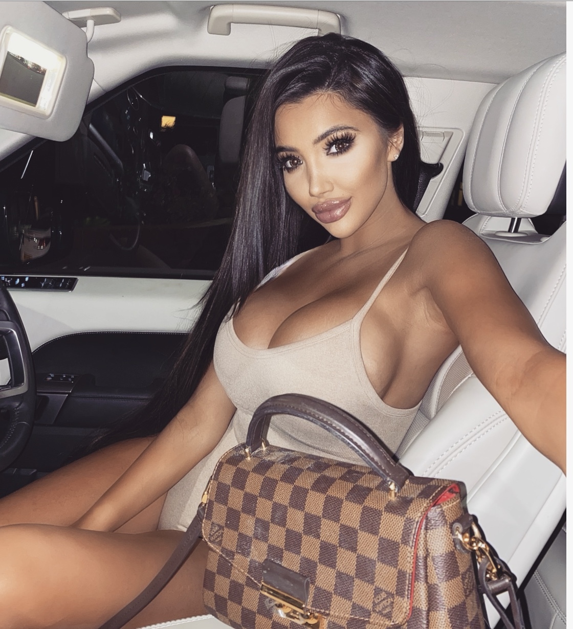 Chloe Khan π
header