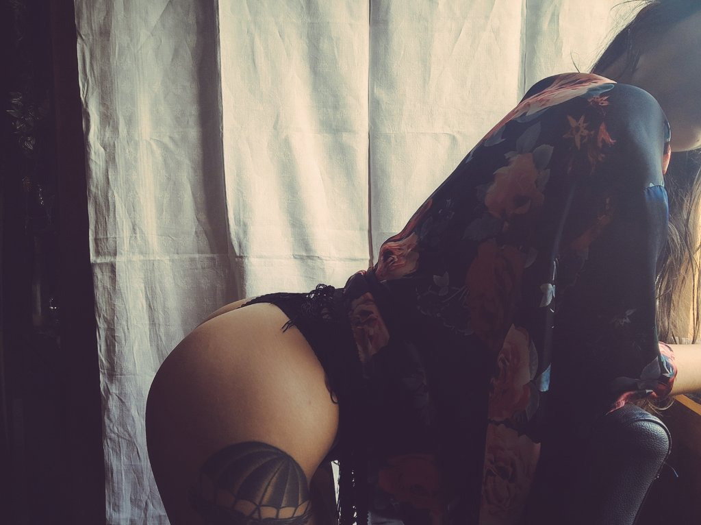 Emilia L'amour header