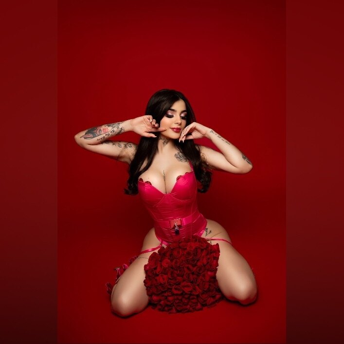 Karely Ruiz header