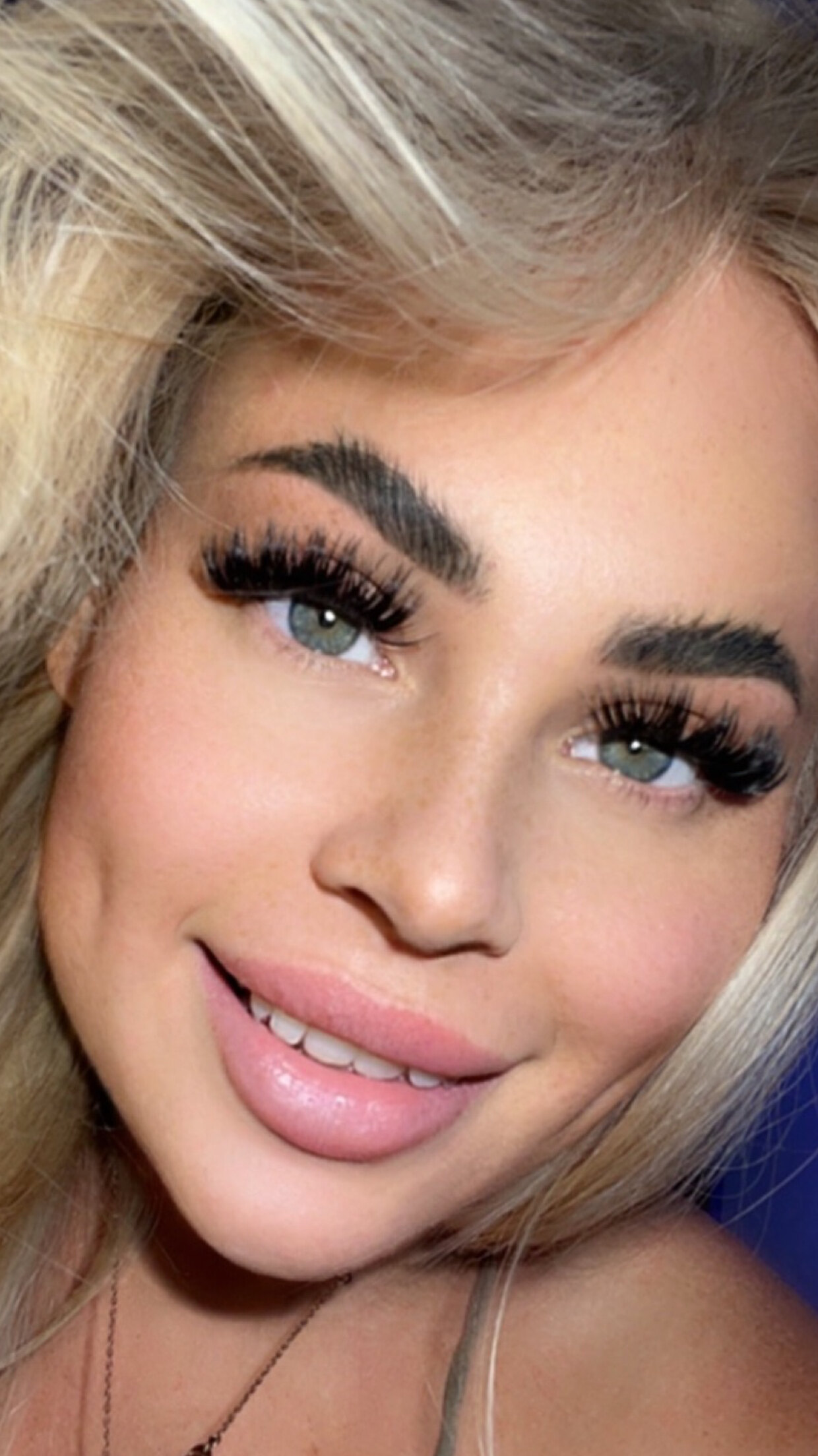 Danielle 💦 header