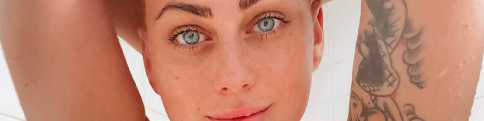 MOM WITH CAKE 💋 header