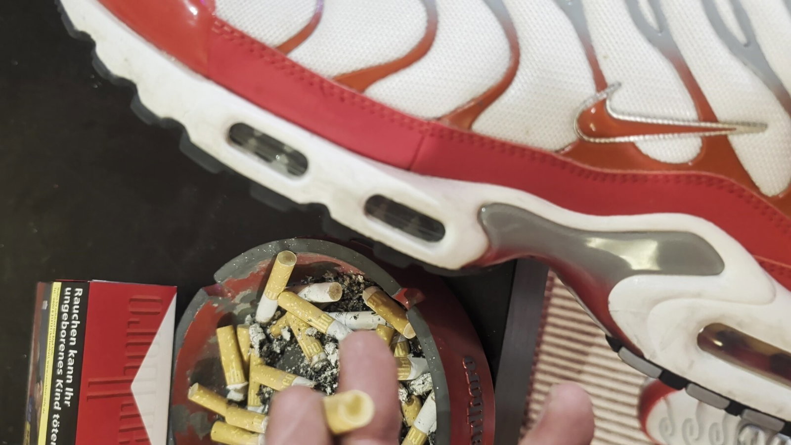 RedsnSneakers header