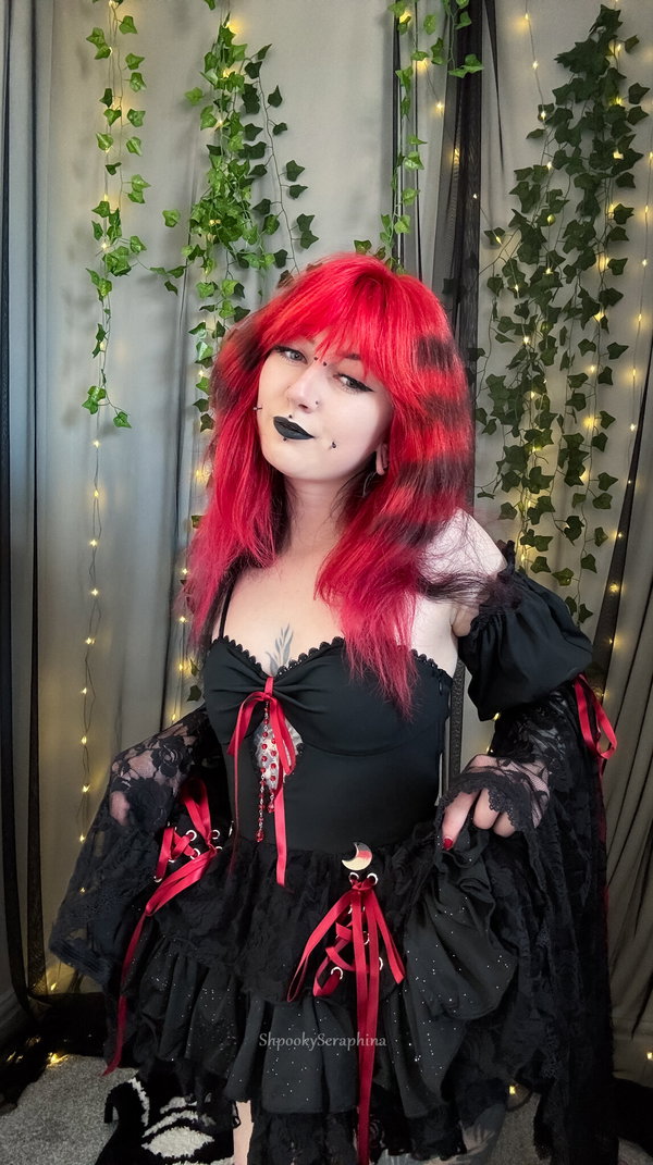 💚 UR FREE TO JOIN GOTH GF SARAH 🦇 - OnlyFans creator with 0 reviews (0.0/5 stars)