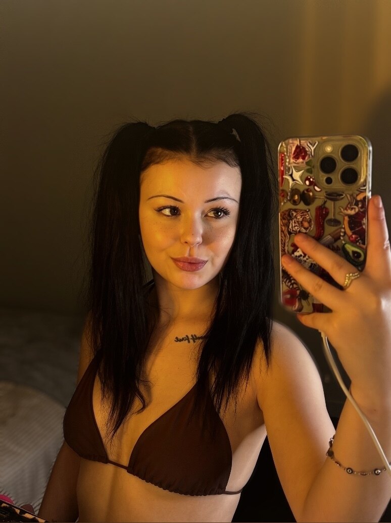 Lily Mercia - Onlyfans Creator