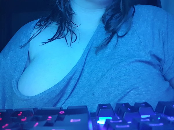 LittleBee - OnlyFans creator with 0 reviews (0.0/5 stars)