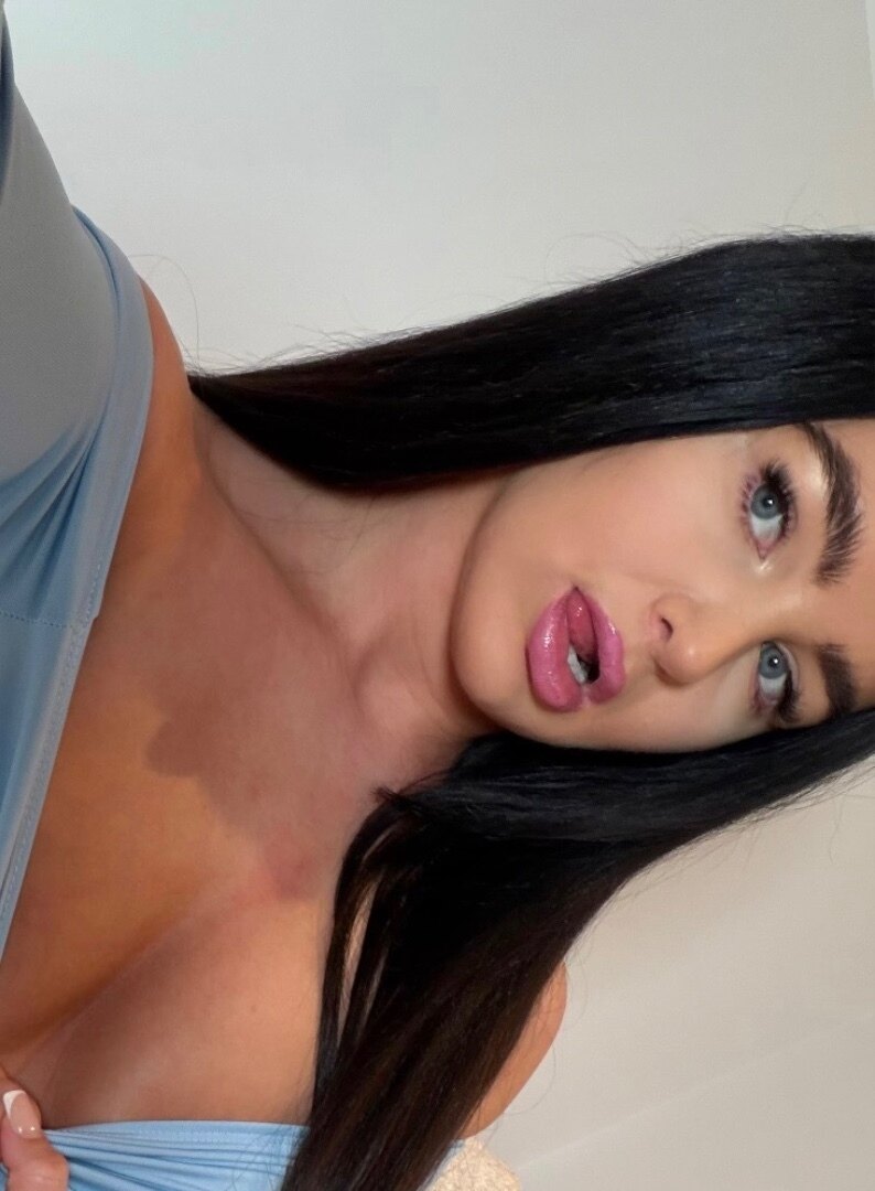 Louise Woods - Onlyfans Creator