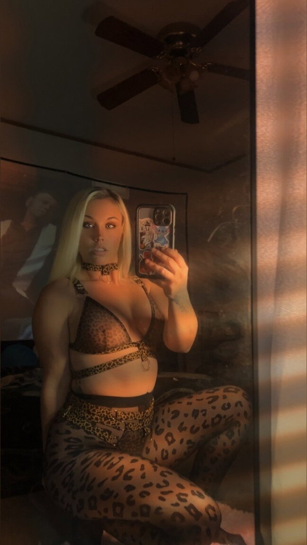 Purplerose - OnlyFans creator with 0 reviews (0.0/5 stars)