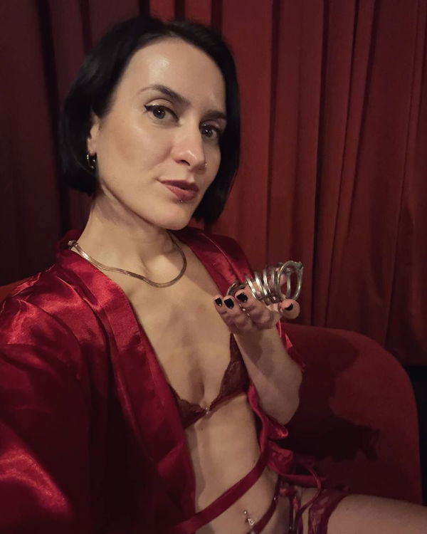 Miss Flora Femdom / Fetish / Lesbian /Bi