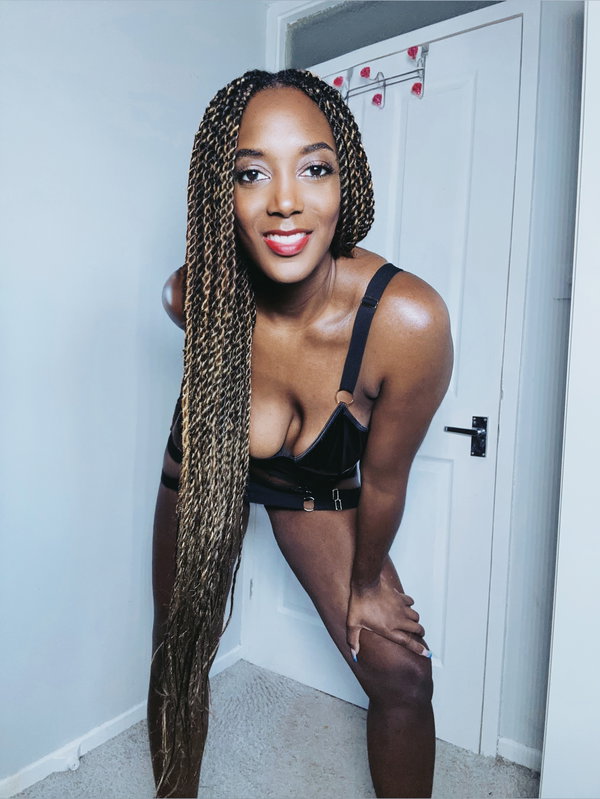 Mistress Lorraine Femdom Amazonian