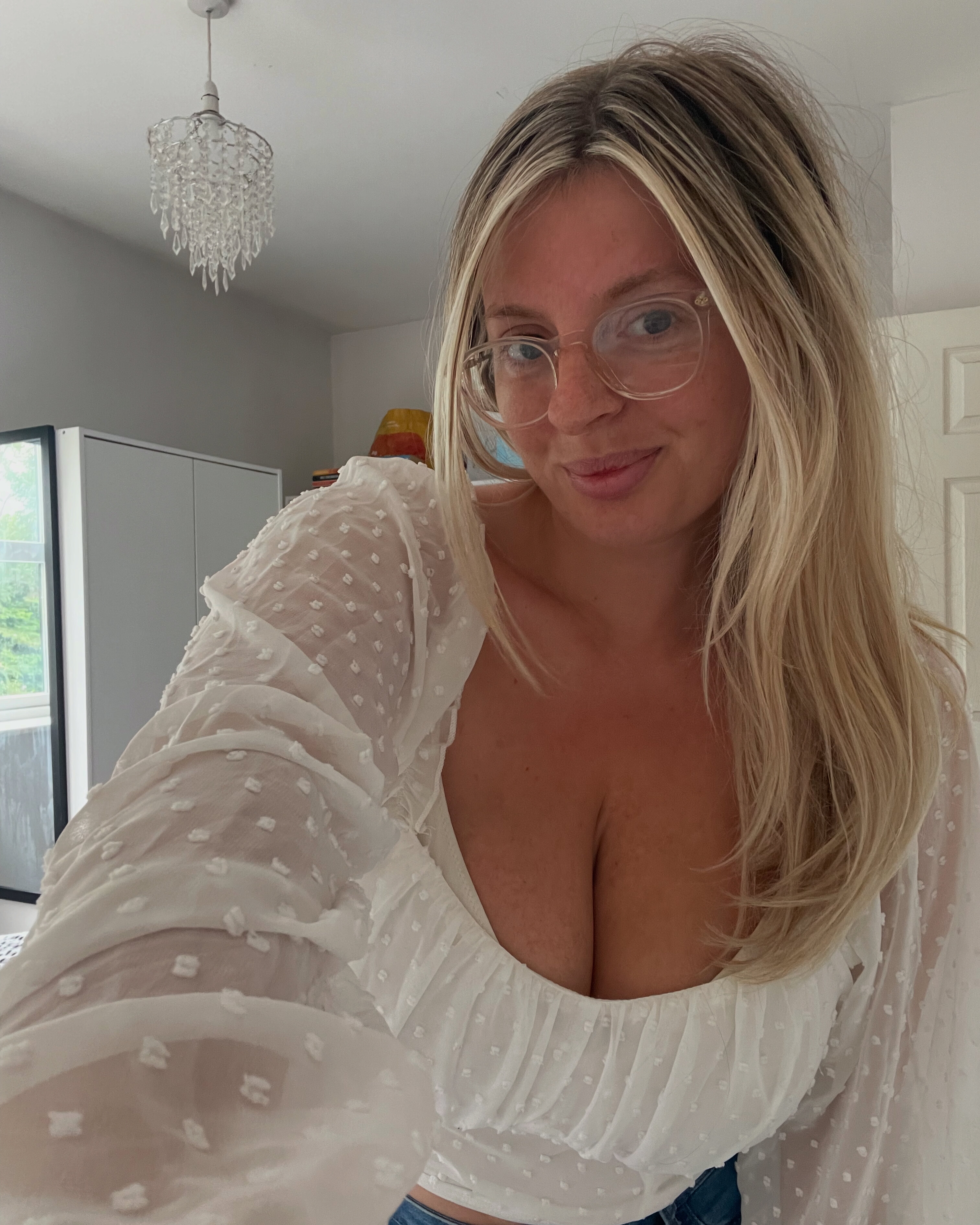 Peaches 🍑 - busty OnlyFans creator with 1 reviews (5.0/5 stars)