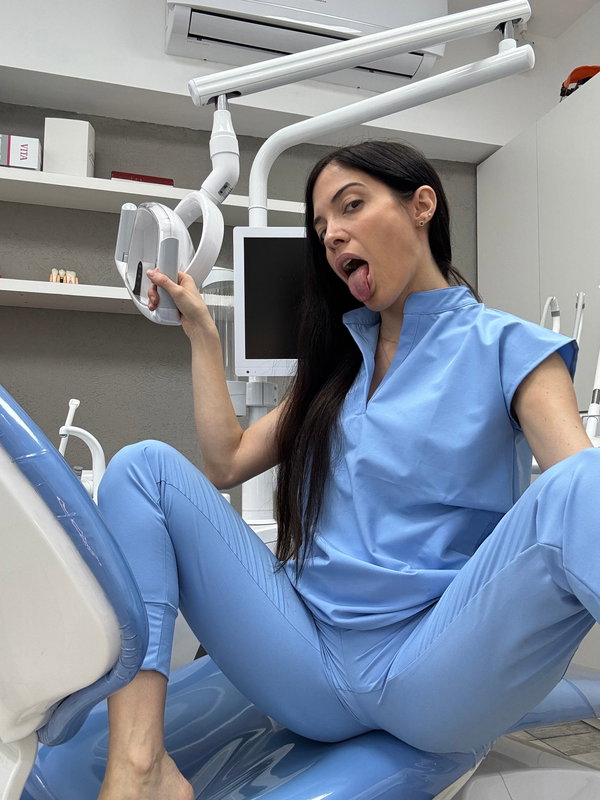Lily 🦷 BEST DENTIST EVER 🦷 - OnlyFans creator with 0 reviews (0.0/5 stars)