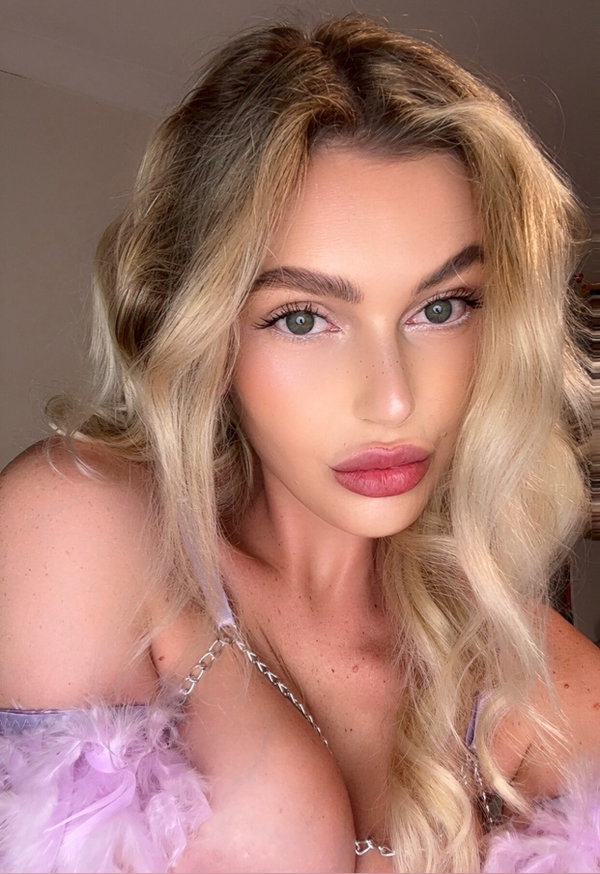 Aurora Angel - OnlyFans creator with 0 reviews (0.0/5 stars)